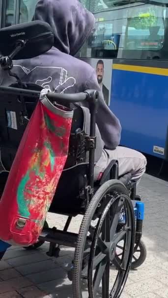 Бездомный Бездомный Человек Инвалидностью Специальном Кресле Входит Общественный Транспорт Автобус — стоковое видео