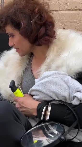 Dronken Vrouw Een Bontjas Buurt Van Een Koffer Met Zonnebril — Stockvideo