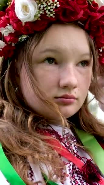 Krásná Ukrajinská Mladá Žena Něžná Dívka Velkém Červeném Věnec Jasně — Stock video