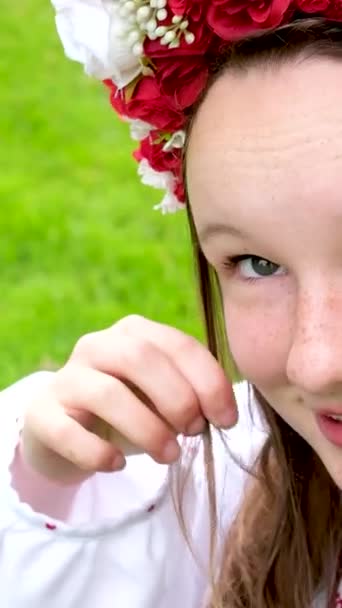 Gyönyörű Ukrán Fiatal Érzékeny Lány Nagy Piros Koszorú Élénk Rózsaszín — Stock videók