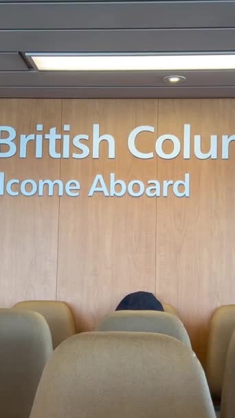 バンクーバーからBcビクトリア州の首都へのフェリーに乗る人々の部屋デッキオーシャンビュー桟橋Bc バンクーバー カナダ 2023を待っている人々を社交 — ストック動画