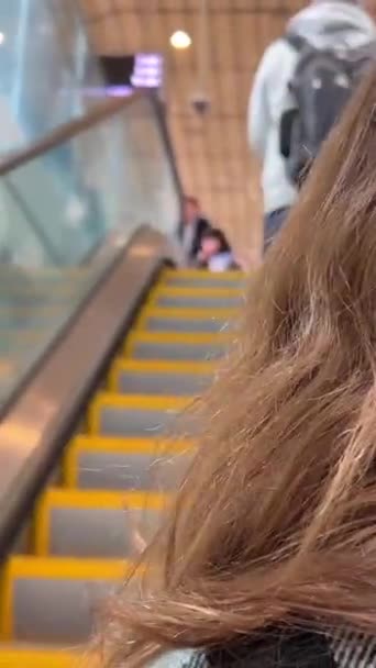 Schody Ruchome Dziewczyna Powrotem Kamery Idzie Skytrain Surrey Vancouver Kanada — Wideo stockowe