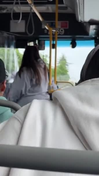 Prawdziwe Ludzie Autobusie Wrócić Domu Pół Pusty Pojazd Siedzi Nierozpoznawalnych — Wideo stockowe