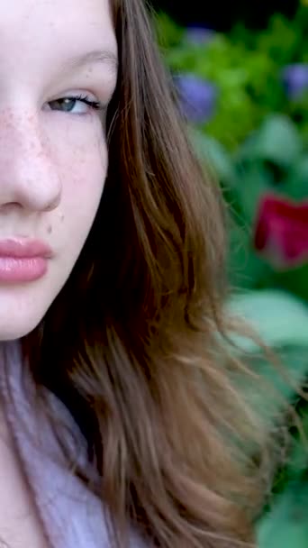 Belle Jeune Fille Femme Adolescent Printemps Plein Air Beau Pendentif — Video