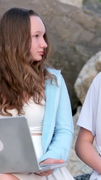 Nastolatki Komunikują Się Przyrodzie Chłopiec Dziewczyna Gadżetów Laptop Nieśmiały Wygląd — Wideo stockowe