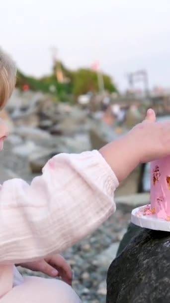 Kis Hároméves Lány Tortát Eszik Parton Rózsaszín Desszertet Három Gyertya — Stock videók