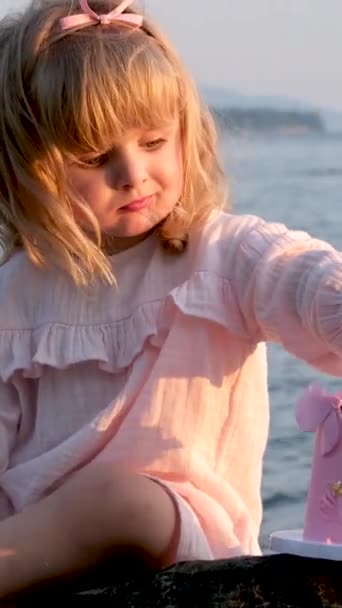 Маленькая Трехлетняя Девочка Ест Торт Пляже День Рождения Розовый Десерт — стоковое видео