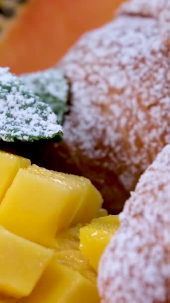 Cospargere Zucchero Velo Delizioso Croissant Con Frutta Piatto Bianco Bacche — Video Stock