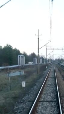 Przemysl 'den Varşova' ya tren kalkıyor. İlkbaharda veya kışın kar olmadan çeşitli köylerden geçiyor.