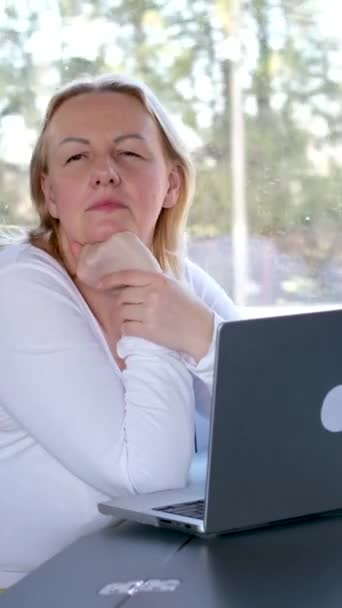 Вид Спереди Кавказки Предпринимательницы Работающей Обычном Современном Офисе Сидящей Компьютером — стоковое видео