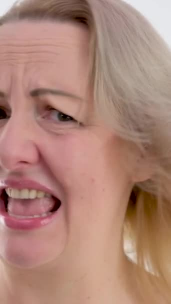 Blondynka Głowa Kobieta Irytowany Robi Znak Stopu Ręki Mówiąc Nie — Wideo stockowe
