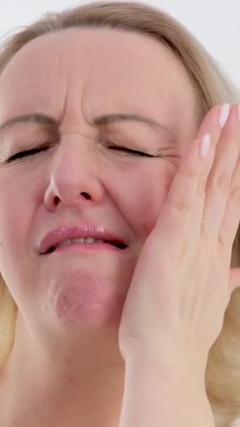 Vídeo Vertical Joven Mujer Caucásica Toque Mejilla Teniendo Dolor Muelas — Vídeo de stock