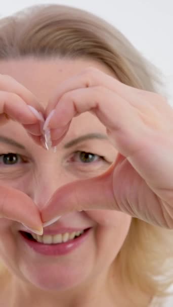 Gyönyörű Fehér Inges Mosollyal Kézmozdulattal Szív Alakban Szeretetről Orvosi Személyzet — Stock videók