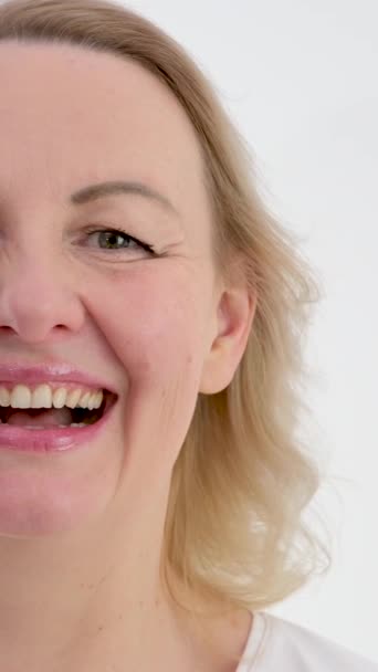 Обличчя Жінки Середнього Віку Світлим Волоссям Білому Тлі Крупним Планом — стокове відео