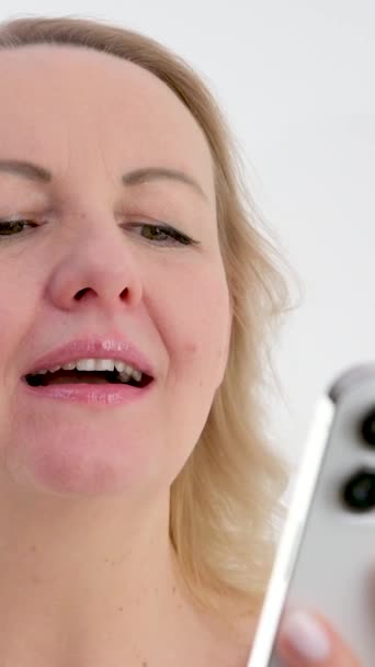 Retrato Mujer Negocios Feliz Disfrutar Del Éxito Teléfono Móvil Oficina — Vídeo de stock