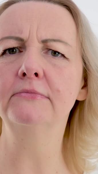 Oye Ten Cuidado Retrato Vista Lateral Mujer Rubia Señalando Seriamente — Vídeo de stock