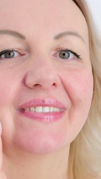 Güzel Bir Kadın Yağ Emici Kağıtla Yüzünü Siliyor Yüksek Kalite — Stok video