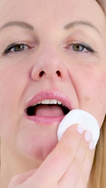 Krásná Puberťačka Umývá Make Otírá Obličej Kosmetiky Používá Vatový Polštářek — Stock video
