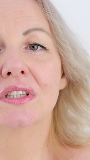 Вертикальное Видео Красивая Привлекательная Сомнительная Женщина Пожимает Плечами Знает Ответа — стоковое видео