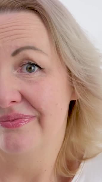 Vertikales Video Zärtlichkeit Vergnügen Gesicht Der Listigen Blick Der Frau — Stockvideo