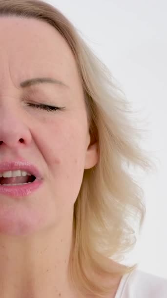 Вертикальное Видео Невыносимая Зубная Боль Женщина Закрыла Глаза Положить Руку — стоковое видео