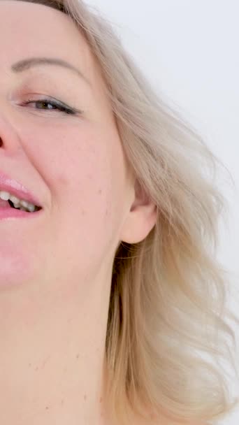Vertikales Video Aufrichtig Glückseliges Lächeln Vergnügen Frau Gesicht Auf Weißem — Stockvideo