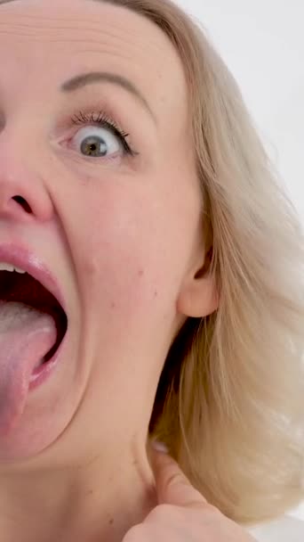 Bardzo Długi Język Kobieta Śmieje Się Białym Tle Pokazać Lekarz — Wideo stockowe