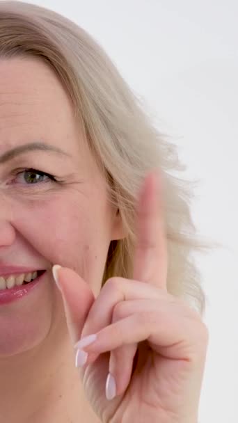 Een Amerikaanse Vrouw Toont Een Opgeheven Wijsvinger Een Teken Van — Stockvideo