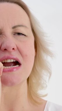 Dikey video psikosomatik konuşma isteksizliği boğaz ağrısı tatsız duygular olumsuz yüz ifadesi gözleri yukarı kaldırıyor yüzler açık dudaklar hafifçe boyun