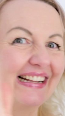 Kadın Elleri Boş Yeşil Krom Anahtar Arkaplanına Ellerini çırpıyor. El hareketleriyle. Alkış, övgü, tebrikler. Hayran desteği. Konser. Zevk. Vücut parçası. Eylem