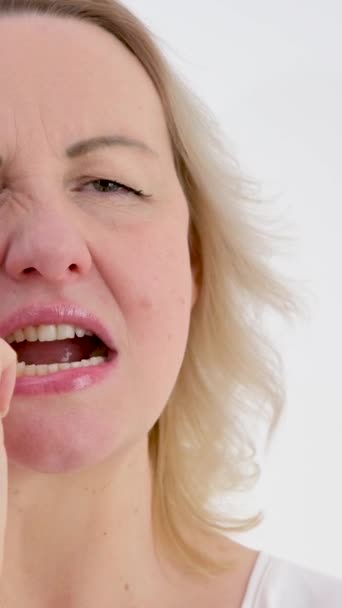 Κάθετη Βίντεο Ψυχοσωματική Απροθυμία Μιλήσει Πρησμένο Λαιμό Εξόγκωμα Στο Λαιμό — Αρχείο Βίντεο