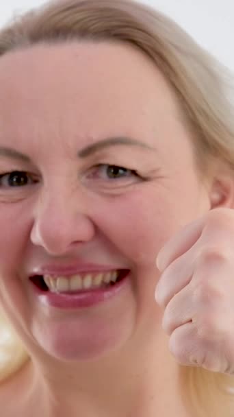 バナー欧米のビジネス女性の笑顔のイメージは 親指を示す 製品を推奨し 賞賛し テキストを閉じるクールなスーパーのための白い背景広告スペースに立って — ストック動画