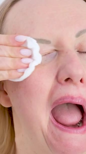 女人用海绵卸妆师训练去除粉底睫毛膏时 不正确地把化妆品用力擦在脸上 — 图库视频影像