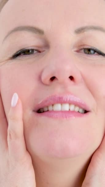 Масаж Шиї Проблема Віку Жінка Робить Натирання Шиї Пальцями Посміхаючись — стокове відео