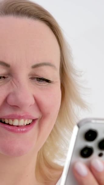 Vertikální Video Překvapení Pochybnosti Hanba Žena Rukou Telefonem Zarudlý Obličej — Stock video