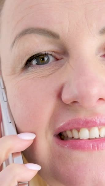 Pionowe Wideo Uśmiechnięta Kobieta Biznesu Profesjonalne Rozmowy Przez Telefon Pomocą — Wideo stockowe
