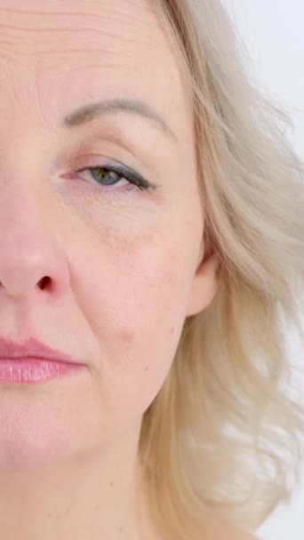 Vídeo Vertical Piscar Olhos Frequentemente Para Repouso Membrana Mucosa Umedecer — Vídeo de Stock