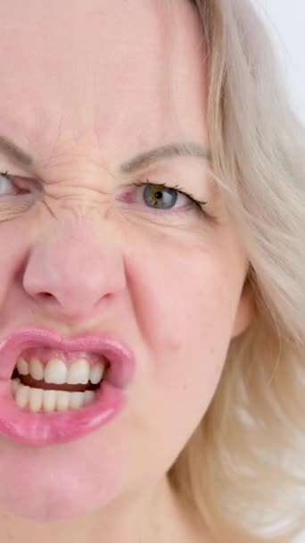 Mouth Insulting Slow Motion Dziewczyna Buduje Niezadowolony Grymas Ustami Zęby — Wideo stockowe