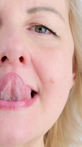 Вправи Язика Жінка Намагається Дістатися Носа Кінчиком Язика Хвилює Язик — стокове відео