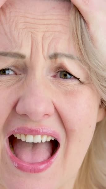 Animacja Zestresowanej Krzyczącej Białej Kobiety Trzymającej Głowę Znakami Zapytania Tablicy — Wideo stockowe