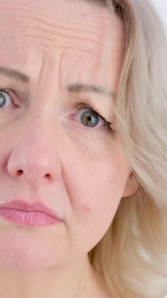Vertikales Video Verstecken Tränen Frau Weint Traurig Sieht Weinen Ohne — Stockvideo