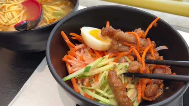 Taiwanský Styl Studené Suché Nudle Napůl Vařené Vejce Taiwanská Kuchyně — Stock video