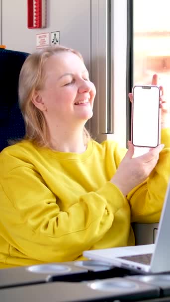 Žena Jezdí Vlaku Sedící Auto Pracuje Notebooku Stolu Krásná Žena — Stock video