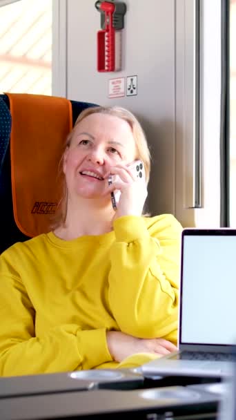Mulher Trem Intercity Anuncia Novo Produto Laptop Ela Está Falando — Vídeo de Stock