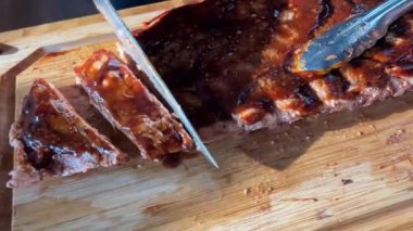 Acılı kömürün üzerinde baharatlı pirzola panoraması var. Yüksek kalite 4k görüntü