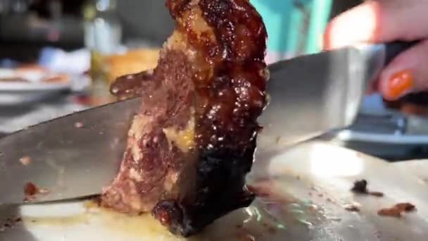开胃的烤猪肉煮在吐痰上 传统烤肉上烤的猪肉腿烤肉餐厅食物全猪指关节烤在烤架上烤炭火肉 高质量的 — 图库视频影像