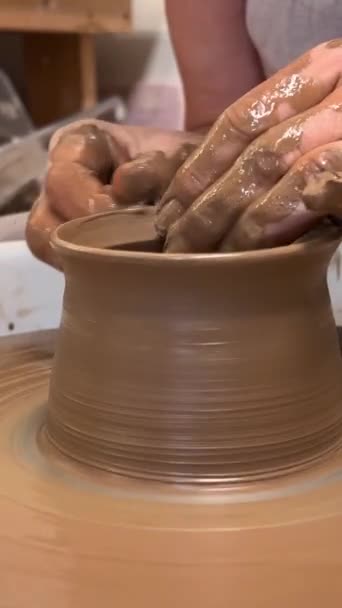陶瓷轮是一种用于制作餐具和陶瓷产品的装置 它允许使用旋转惯性来制造产品的形状 从而提高劳动生产率 — 图库视频影像