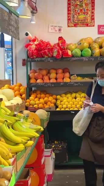 Kapsamlı Pazarda Satıcı Alıcıların Günlük Hayatı Birçok Satış Birçok Meyve — Stok video