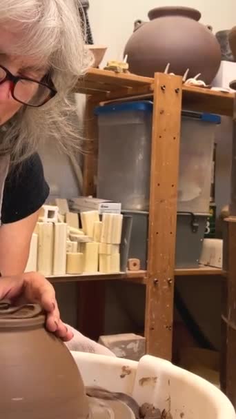 Vacker Vuxen Utforskade Sin Kvinna Skulpterar Vas Från Lera Hon — Stockvideo