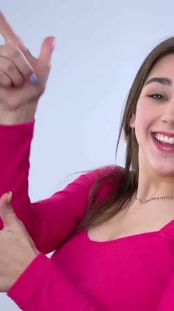 Vansinnigt Vacker Flicka Annonserar Något Vit Bakgrund Hon Vänder Och — Stockvideo